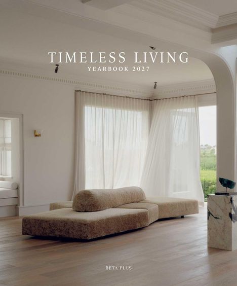 "TIMELESS LIVING: YEARBOOK 2027, BETA-PLUS" ist auf einer eleganten, modernen Wohnzimmeransicht.