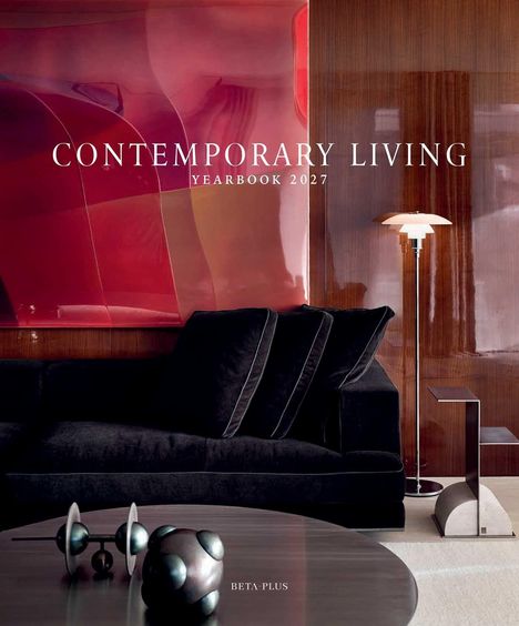 Text: "Contemporary Living Yearbook 2027", "Beta-Plus". Modernes Wohnzimmer mit schwarzem Sofa, stilvoller Lampe, abstraktem Kunstwerk.