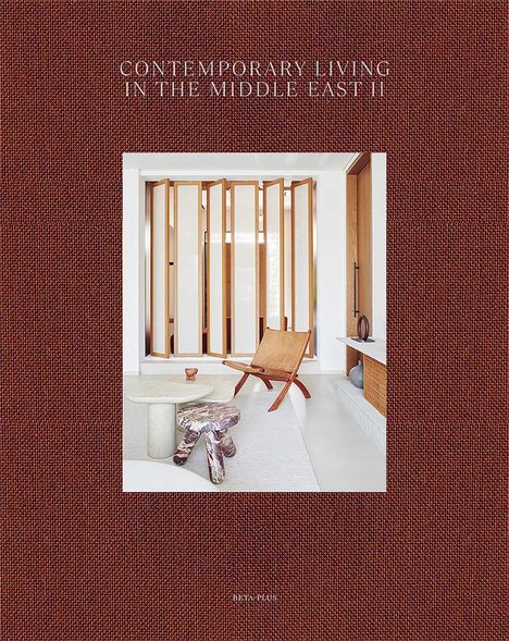 „CONTEMPORARY LIVING IN THE MIDDLE EAST II“ auf braunem Hintergrund. Heller Raum mit Holzstuhl und Tisch.