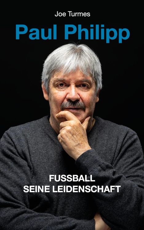 "Joe Turmes. Paul Philipp. FUSSBALL SEINE LEIDENSCHAFT." Porträt eines älteren Mannes mit grauem Haar und Schnurrbart.
