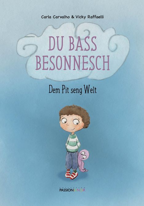 „Du bass besonnesch - Dem Pit seng Welt“. Ein Junge mit einem lila Oktopus auf blauem Hintergrund.