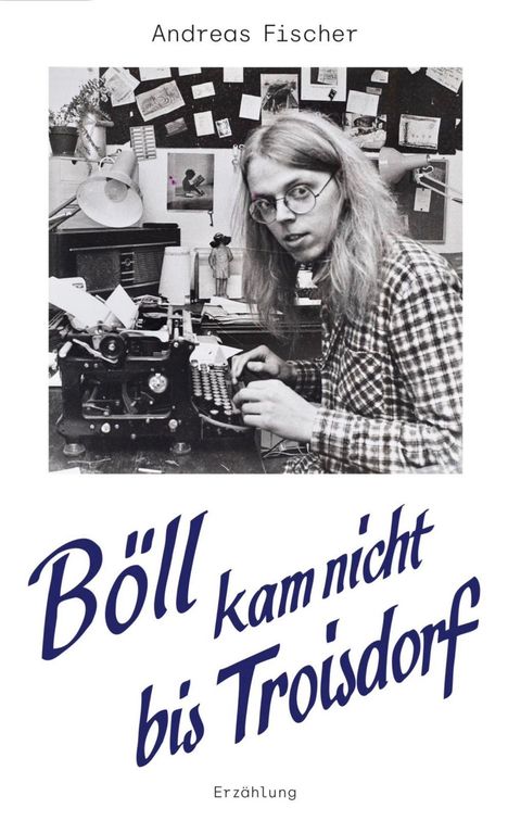 „Andreas Fischer“, „Böll kam nicht bis Troisdorf“, „Erzählung“. Mann mit Brille an einer Schreibmaschine, Retro-Büroszene.