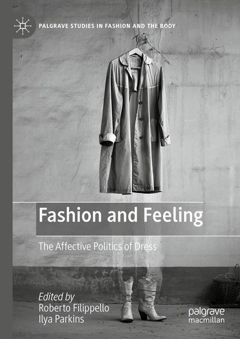 „Fashion and Feeling: The Affective Politics of Dress“, Mantel hängt an Wand, weiße Stiefel am Boden.