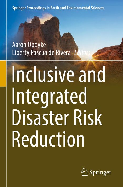 "Inclusive and Integrated Disaster Risk Reduction." Oben: Zwei Namen, darunter eine bergige Landschaft bei Sonnenaufgang.