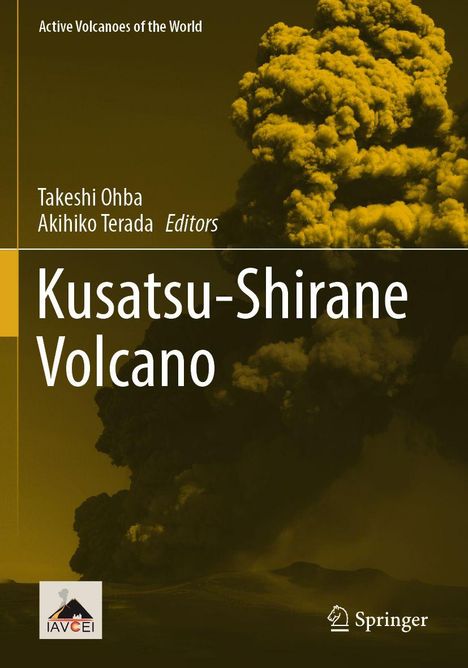 Text: "Active Volcanoes of the World", "Takeshi Ohba", "Akihiko Terada Editors", "Kusatsu-Shirane Volcano". Rauchwolke über Vulkan.