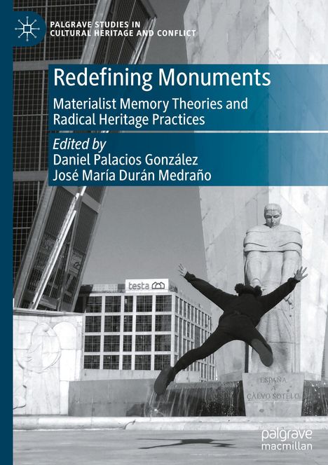 "Redefining Monuments", Theorien des materialistischen Gedächtnisses. Schwarz-Weiß Foto mit springender Person vor Gebäude.