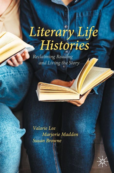 Text: "Literary Life Histories: Reclaiming Reading and Living the Story." Drei Frauen in Jeans lesen Bücher.