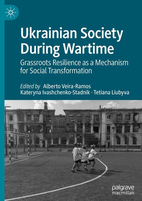 „Ukrainian Society During Wartime. Kinder spielen Fußball vor einer zerstörten Gebäude-Fassade. Links Logo.“