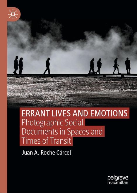 ERRANT LIVES AND EMOTIONS von Juan A. Roche Cárcel. Menschen gehen auf einem Steg vor nebligem Hintergrund.
