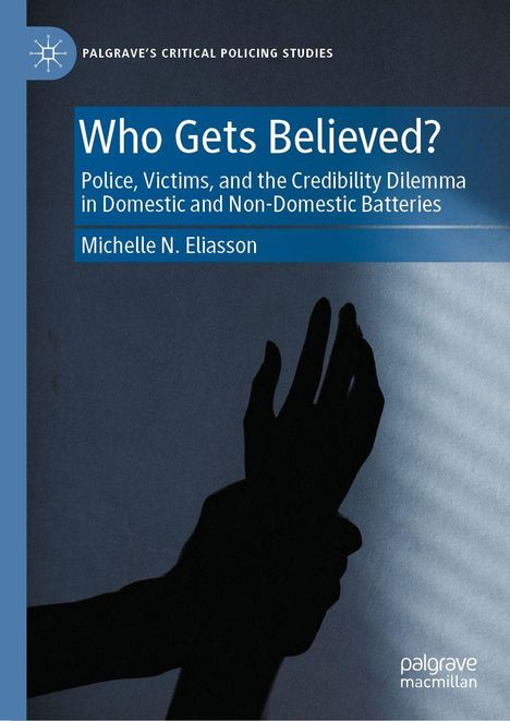 "Who Gets Believed?" steht in Weiß auf Blau. Dunkles Schattenbild einer Hand über einem strukturierten Hintergrund.