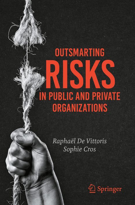 "OUTSMARTING RISKS IN PUBLIC AND PRIVATE ORGANIZATIONS" in Orange. Schwarz-weiß Foto: Hand hält ausgefranstes Seil.