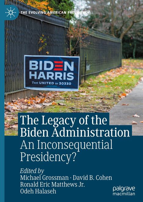 "The Legacy of the Biden Administration: An Inconsequential Presidency?" Schild an Zaun, Herbstlaubbedeckte Straße.
