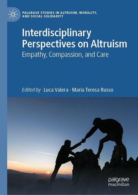 "Interdisciplinary Perspectives on Altruism" in Weiß auf Blau. Zwei Personen helfen sich gegenseitig auf einem Berg im Sonnenuntergang.