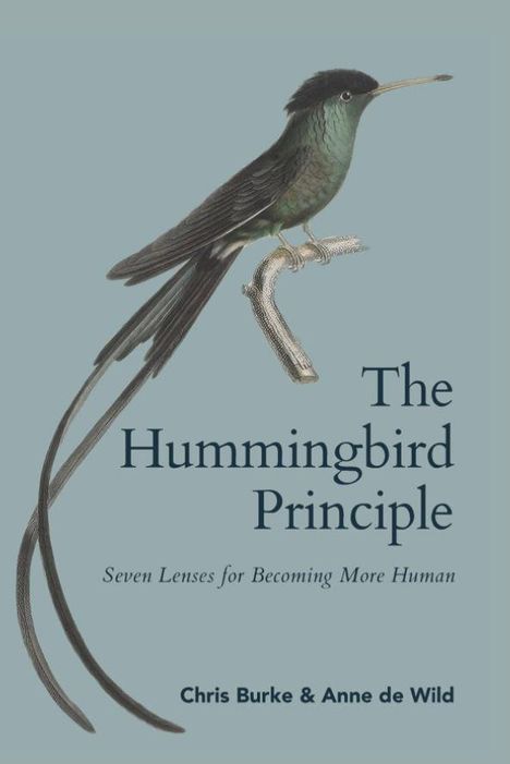 Text: "The Hummingbird Principle: Seven Lenses for Becoming More Human. Chris Burke & Anne de Wild." Illustration eines Kolibris.