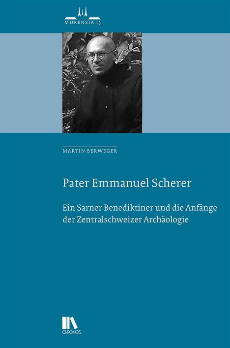„Pater Emmanuel Scherer“ von Martin Berweger, über einen Sarner Benediktiner und Archäologie. Schwarz-Weiß-Foto eines Mannes.