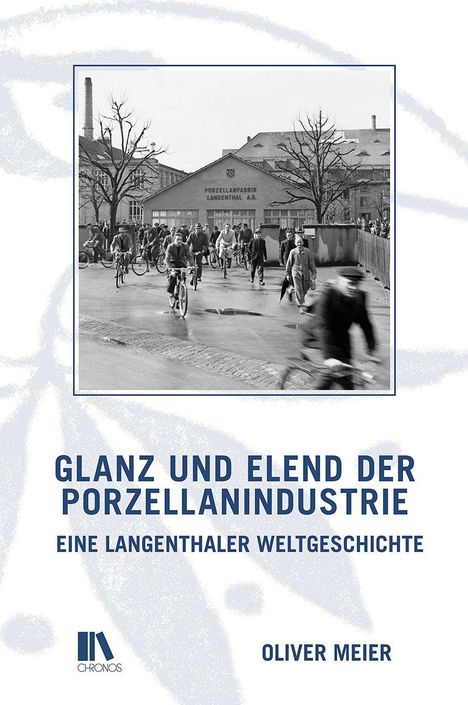 "GLANZ UND ELEND DER PORZELLANINDUSTRIE" oben. Schwarz-Weiß-Foto: Menschen auf Fahrrädern vor einer Fabrik.