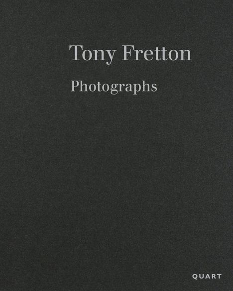 "Tony Fretton Photographs" und "QUART" auf dunklem Hintergrund.