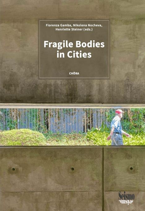 Text: "Fiorenza Gamba, Nikolena Nocheva, Henriette Steiner (eds.) Fragile Bodies in Cities CHÓRA."  
Ein Mann geht an einer Betonwand entlang, umgeben von Pflanzen.