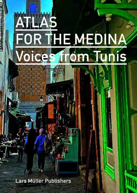 ATLAS FOR THE MEDINA: Voices from Tunis. Eine belebte Gasse mit Geschäften, grünen Holzakzenten und Passanten.