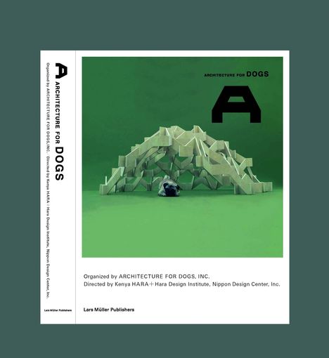 „ARCHITECTURE FOR DOGS“, ein struktureller Holzbau auf grünem Hintergrund mit einem liegenden Hund darunter.