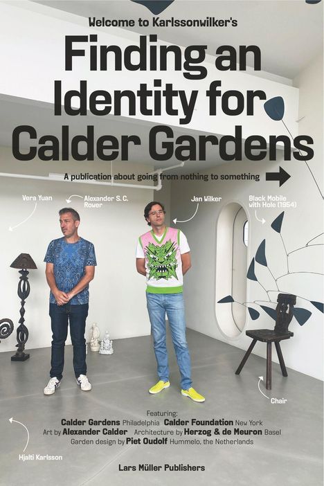 „Finding an Identity for Calder Gardens“ steht groß in der Mitte. Zwei Männer in bunten Shirts stehen in einem Raum.