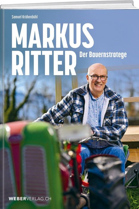 „MARKUS RITTER Der Bauernstratege“. Ein Mann sitzt lächelnd auf einem alten grünen Traktor, trägt Hemd und karierte Jacke.