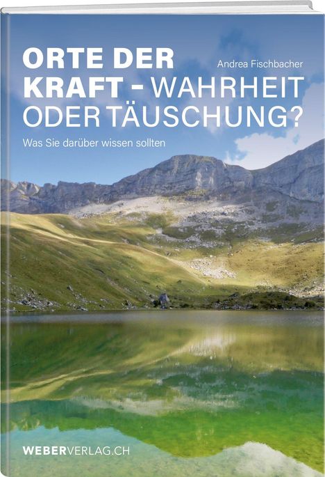 „ORTE DER KRAFT - WAHRHEIT ODER TÄUSCHUNG?“ vor bergiger Landschaft mit See, unter blauem Himmel.