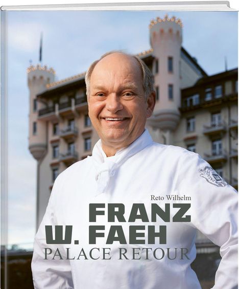 "Reto Wilhelm: Franz W. Faeh, Palace Retour." Ein lächelnder Mann in Kochkleidung vor einem prächtigen Gebäude.