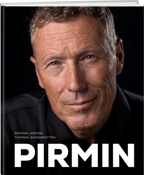 Aufschrift: "ROMAN LAREIDA THOMAS ANDENMATTEN PIRMIN". Nahaufnahme eines Mannes mit neutralem Gesichtsausdruck.