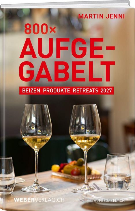 „800x AUFGEGABELT, BEIZEN PRODUKTE RETREATS 2027“ vor Weingläsern und Früchteschale.