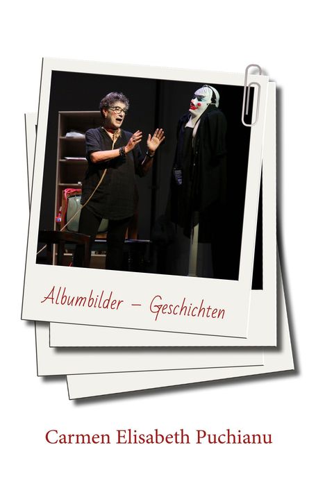 "Albumbilder – Geschichten" und "Carmen Elisabeth Puchianu". Eine Frau gestikuliert neben einer Figur mit Maske.