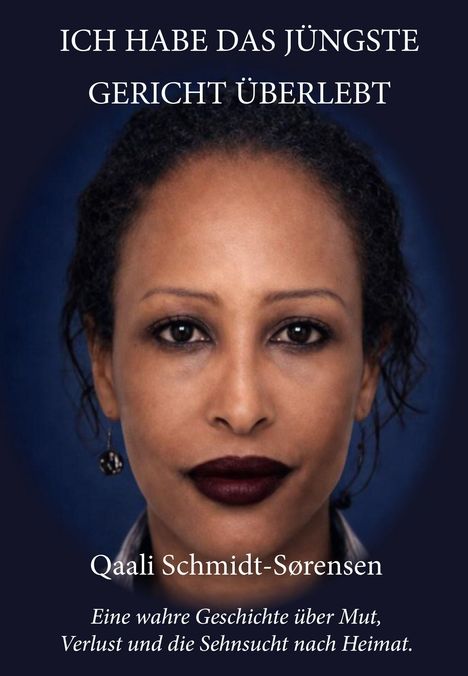 Text in Großbuchstaben: "ICH HABE DAS JÜNGSTE GERICHT ÜBERLEBT". Darunter das Porträt einer Frau mit dunklem Lippenstift.
