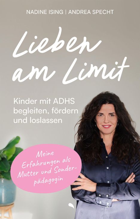 Titel: "Lieben am Limit". Untertitel: "Kinder mit ADHS begleiten, fördern und loslassen." Frau mit dunklen Haaren lächelt.