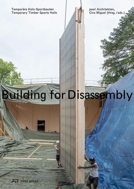 "Temporäre Holz-Sportbauten. Building for Disassembly. Zwei Arbeiter errichten eine große Holzwand in einem Zelt."