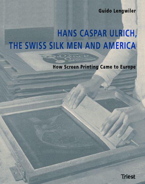 Text: "Guido Lengwiler, Hans Caspar Ulrich, The Swiss Silk Men and America, How Screen Printing Came to Europe, Triest."  

Hintergrund: Historisches Foto von Händen, die Siebdruck betreiben.