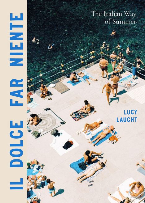 "IL DOLCE FAR NIENTE", "The Italian Way of Summer", "LUCY LAUCHT". Personen sonnen sich und schwimmen am Meer.