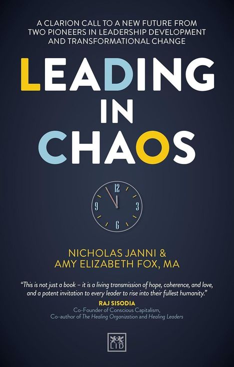 "LEADING IN CHAOS" von Nicholas Janni & Amy Elizabeth Fox, MA. Zitat von Raj Sisodia über Hoffnung und Führung. Analoguhr.