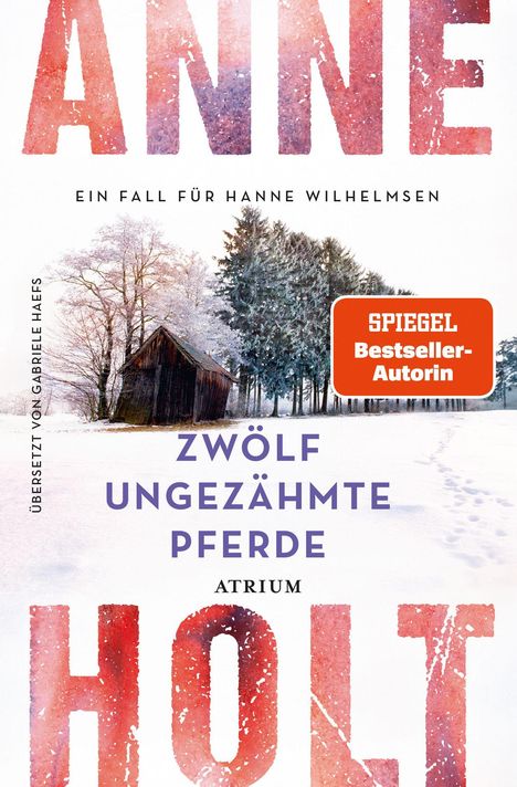 "Zwölf ungezähmte Pferde" von Anne Holt. Winterliche Landschaft mit einer Holzhütte und schneebedeckten Bäumen.