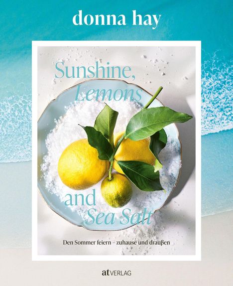 "Sunshine, Lemons and Sea Salt. Den Sommer feiern – zuhause und draußen." Zitronen in einer Schale mit Meersalz.