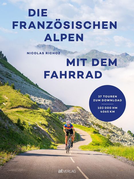 "Die französischen Alpen mit dem Fahrrad." Ein Radfahrer auf einer kurvigen Bergstraße, umgeben von grünen Hängen und Wolken.