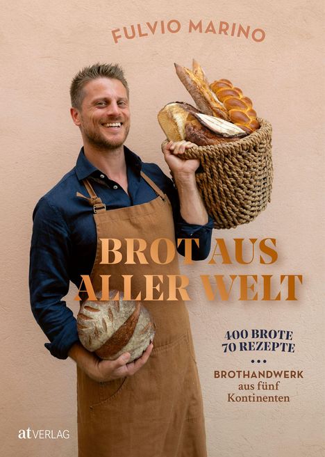 "FULVIO MARINO. BROT AUS ALLER WELT. 400 BROTE, 70 REZEPTE. BROTHANDWERK aus fünf Kontinenten." 

Ein Mann mit Schürze hält Brote.