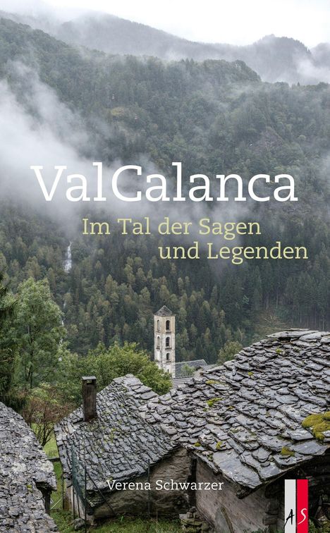 "Val Calanca: Im Tal der Sagen und Legenden. Verena Schwarzer." Steinige Dächer, Kirchturm, bewaldete Berge mit Nebel.