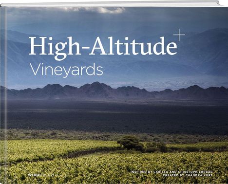„High-Altitude Vineyards“. Inspiriert von Larissa und Christoph Ehrbar. Landschaft mit Weinbergen und Bergen im Hintergrund.