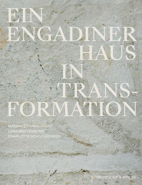Text: „Ein Engadiner Haus in Transformation.“ Darunter Namen: Magdalena Wallhoff, Lena Breitenborn, Charlotte Schoenberger. Im Hintergrund eine Mauerstruktur.