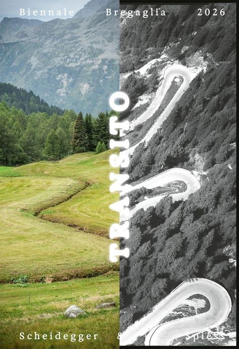 Der Text lautet: Biennale Bregaglia 2026, Transito, Scheidegger & Spiess. Links grüne Landschaft, rechts schwarz-weiße Serpentinen.