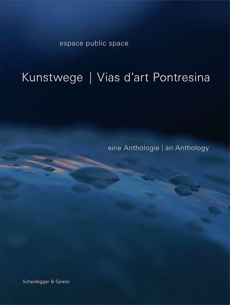 Text: "espace public space", "Kunstwege | Vias d’art Pontresina", "eine Anthologie | an Anthology". Hintergrund: Blau mit Wassertropfen.