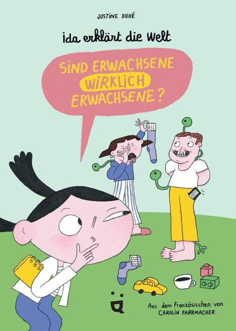 Kind mit fragendem Gesichtsausdruck betrachtet zwei Erwachsene, die albern wirken.