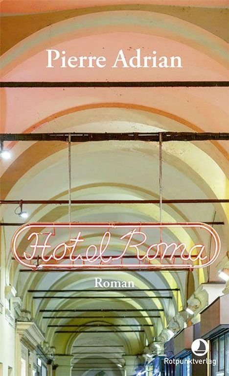 Der Text enthält „Pierre Adrian“, „Hotel Roma“ und „Roman“. Ein leuchtendes Neonschild hängt in einem eleganten Eingangsbereich.