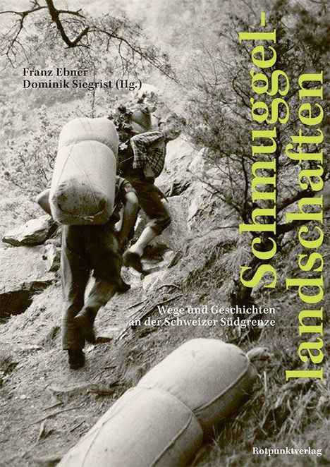 "Schmuggellandschaften" in Gelb, Autoren: Franz Ebner, Dominik Siegrist. Szene: Zwei Personen mit großen, schweren Säcken im Gebirge.