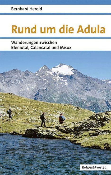 "Rund um die Adula", Wanderungen zwischen Bleniotal, Calancatal und Misox. Foto: Wanderer vor Berglandschaft und See.